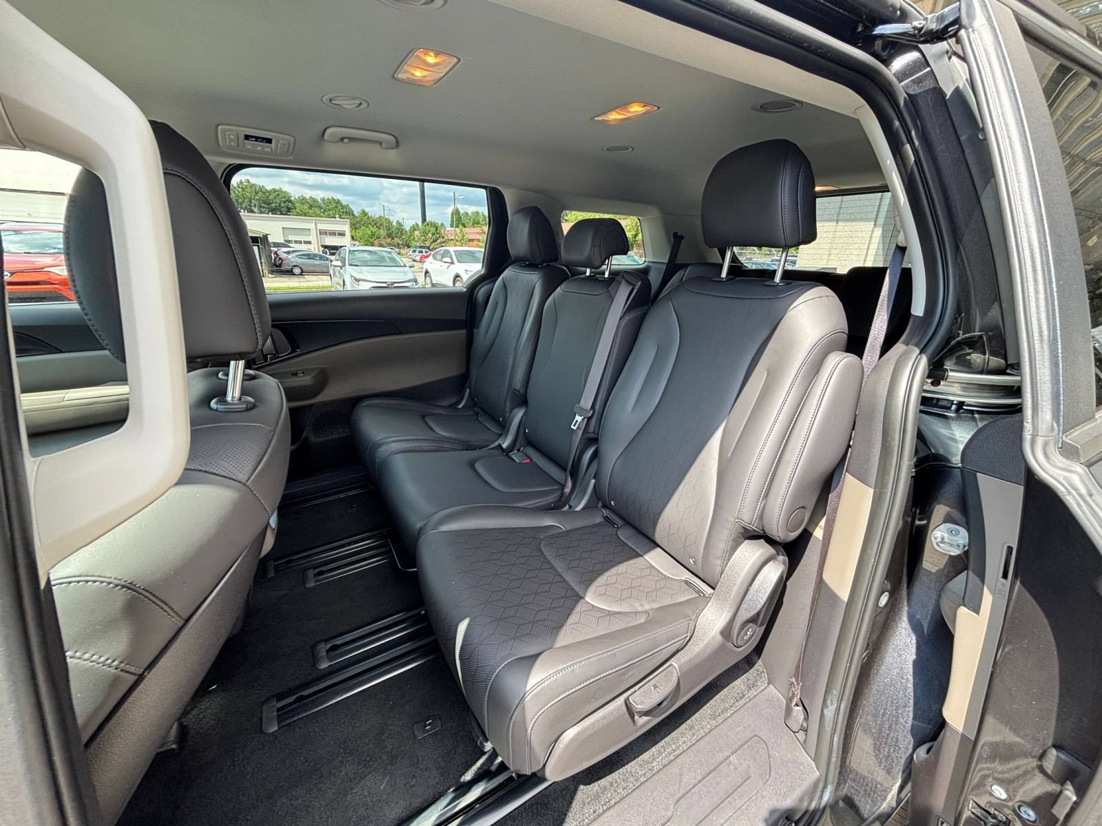 Used 2026 Kia Carnival FWD image 27