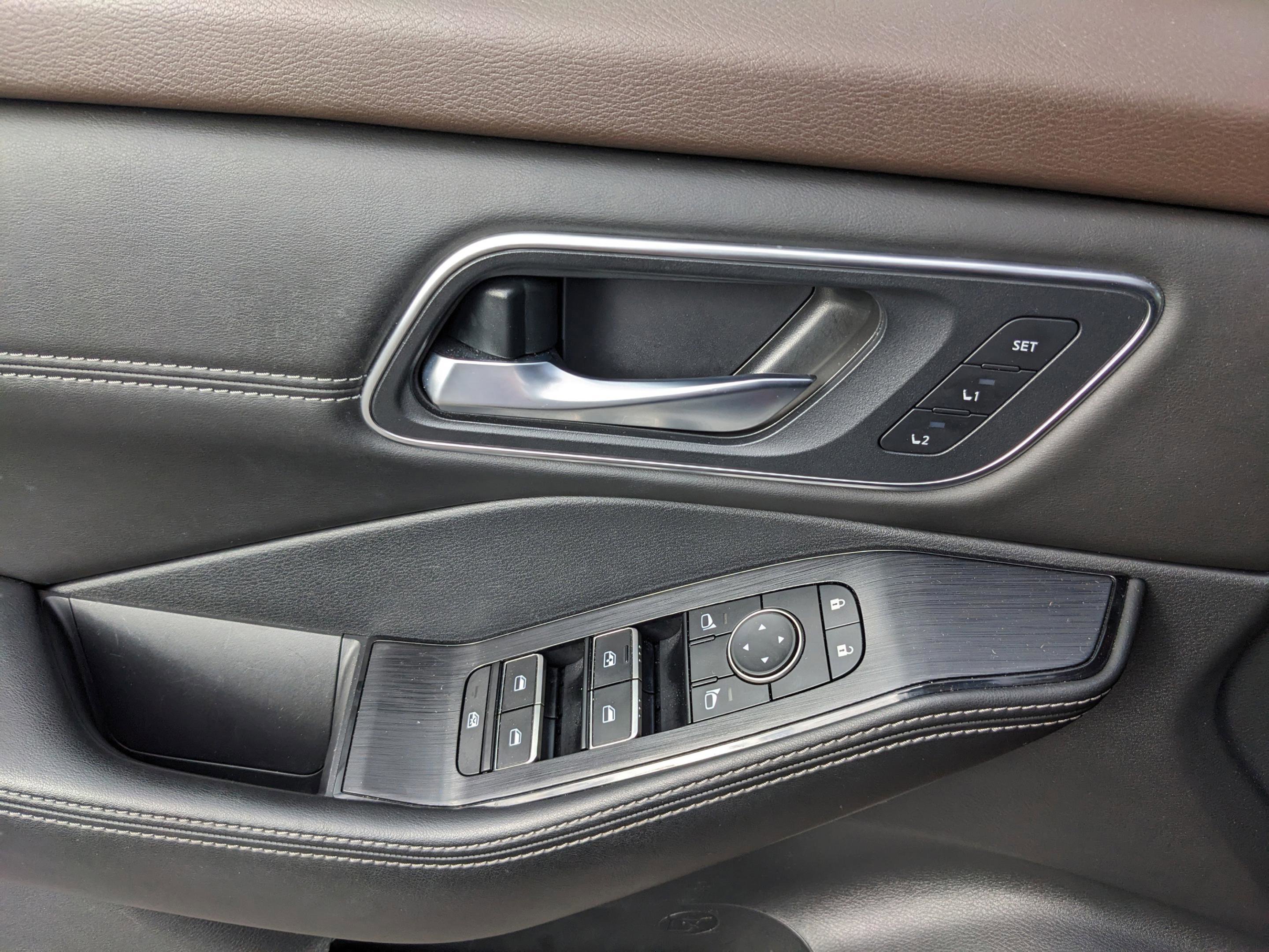 Used 2021 Nissan Rogue Platinum image 14