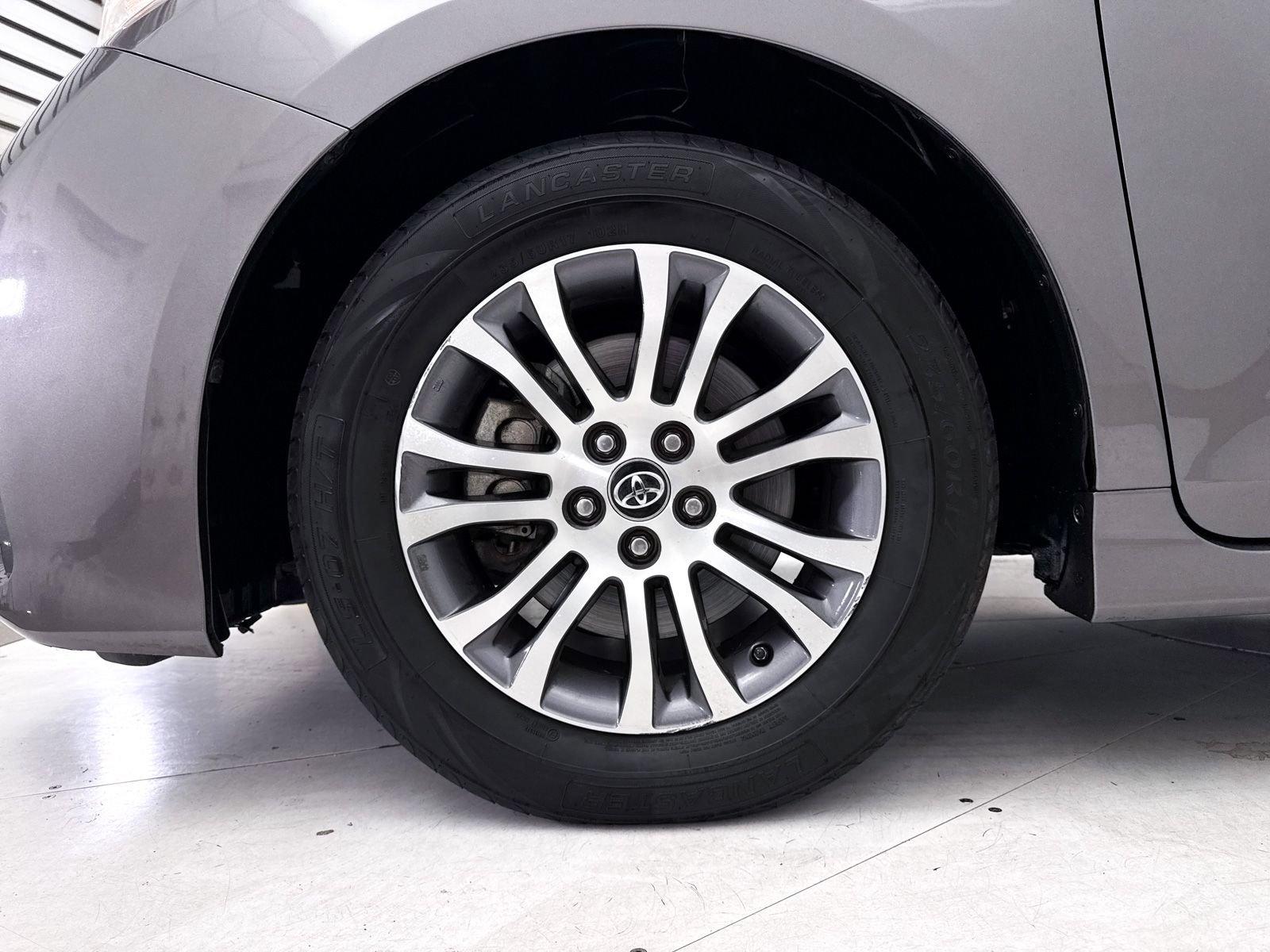 Used 2018 Toyota Sienna XLE w/ XLE Navigation Package FWD image 4