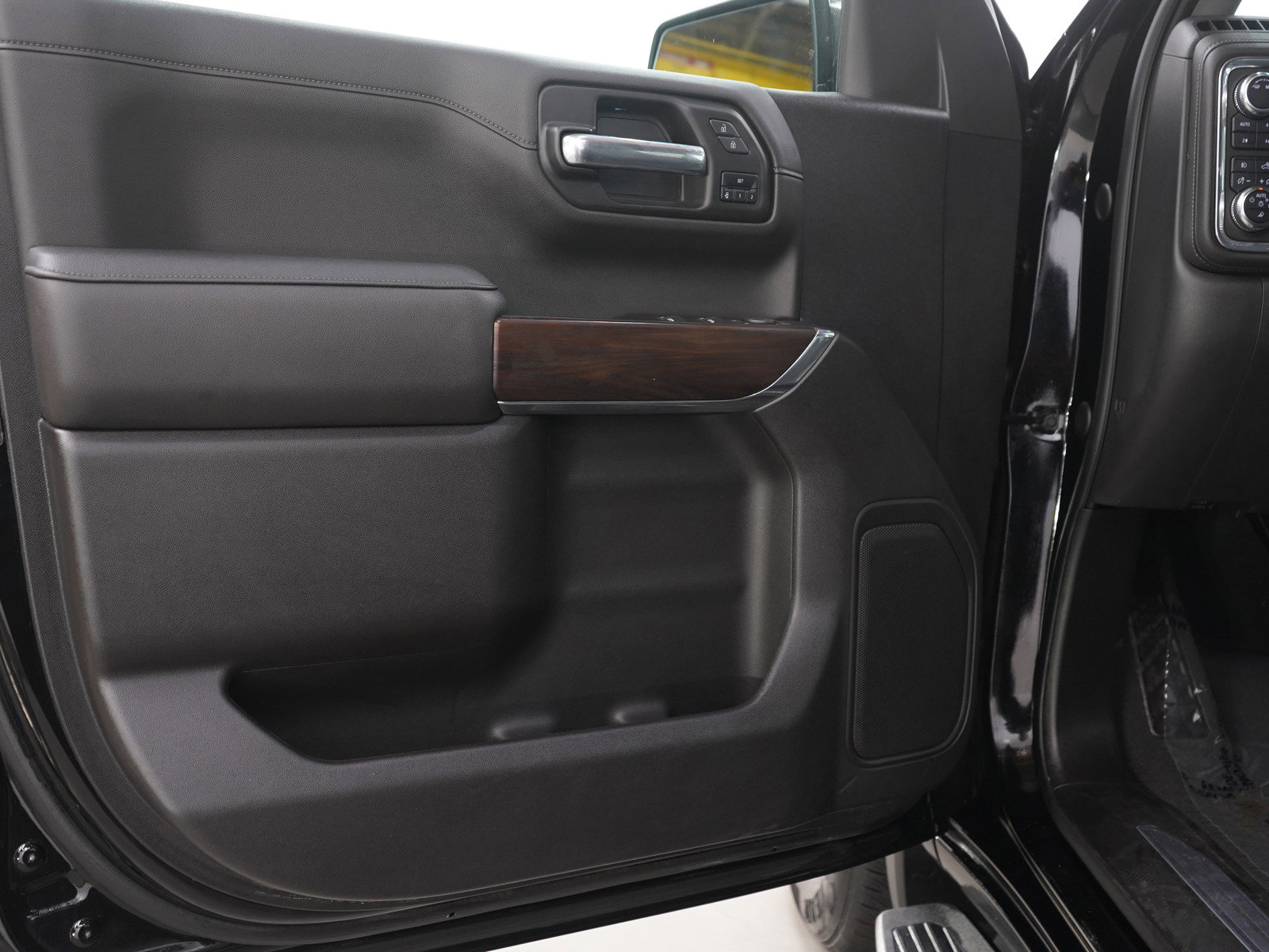 Used 2022 GMC Sierra 1500 SLT w/ SLT Premium Package AWD/4WD image 19