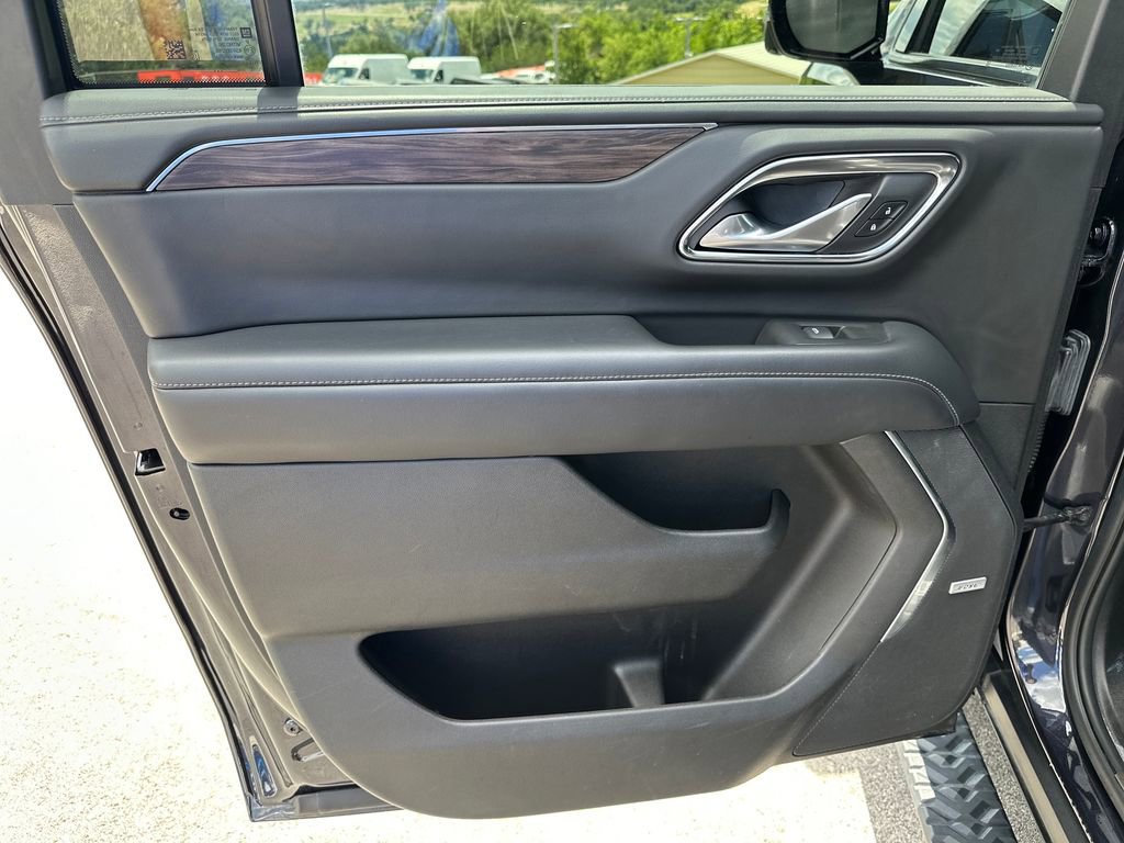Used 2022 Chevrolet Suburban Z71 w/ Luxury Package AWD/4WD image 37