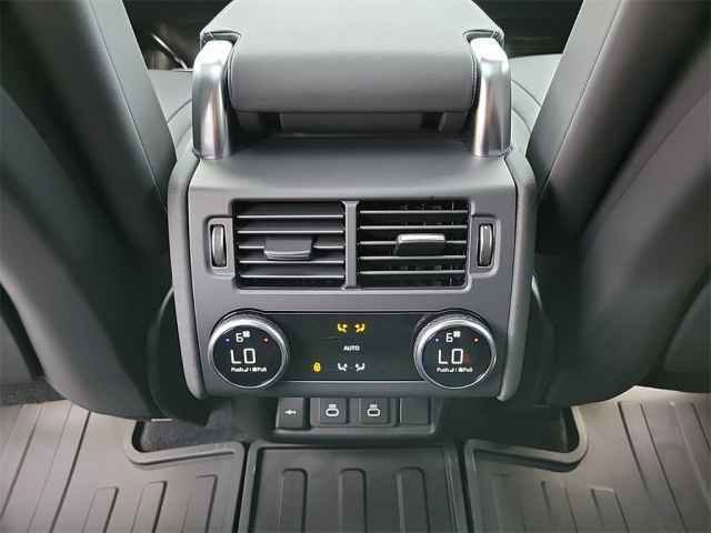 New 2024 Land Rover Discovery Metropolitan Edition image 22