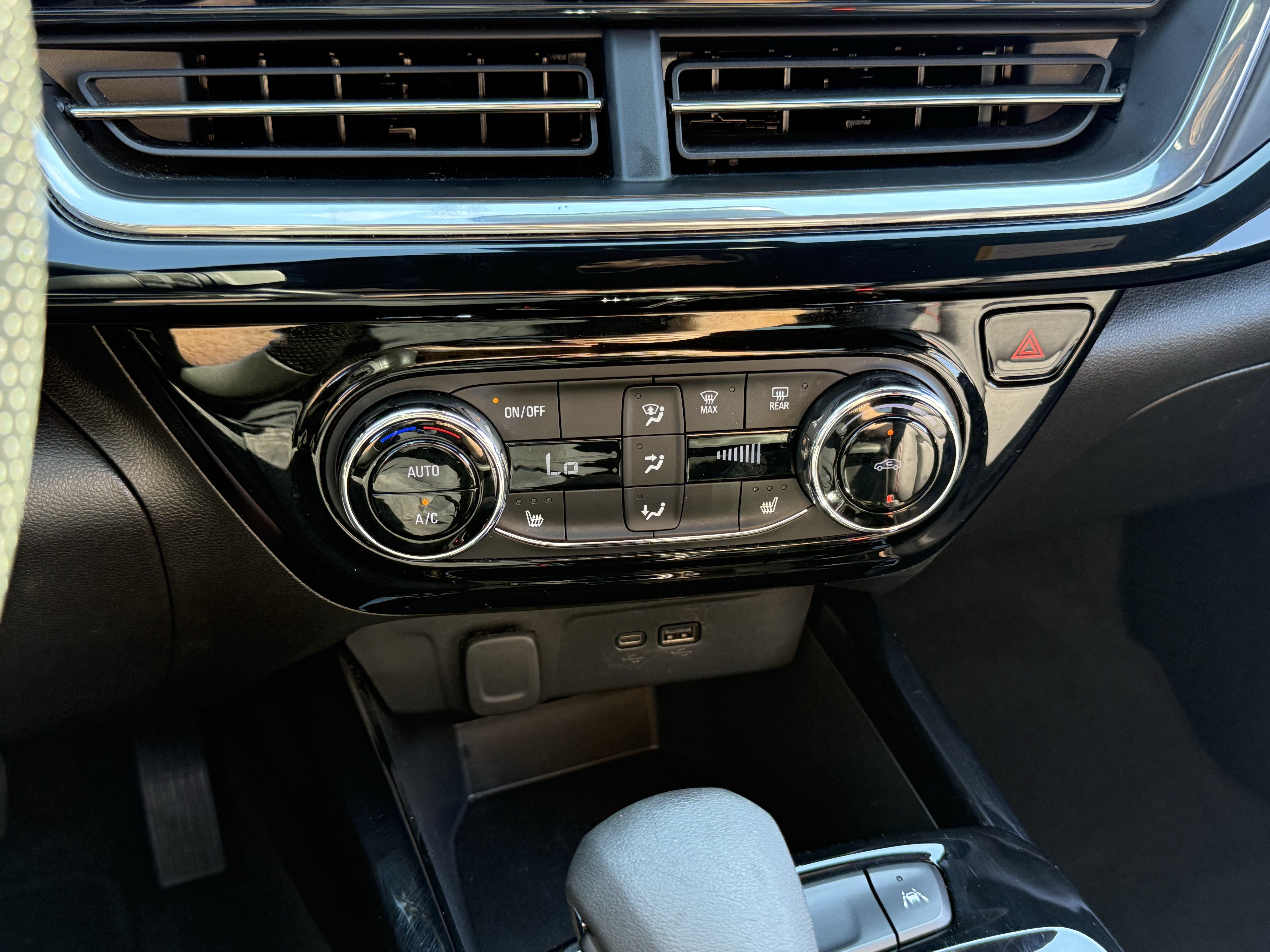 Used 2024 Chevrolet Trax RS FWD image 31