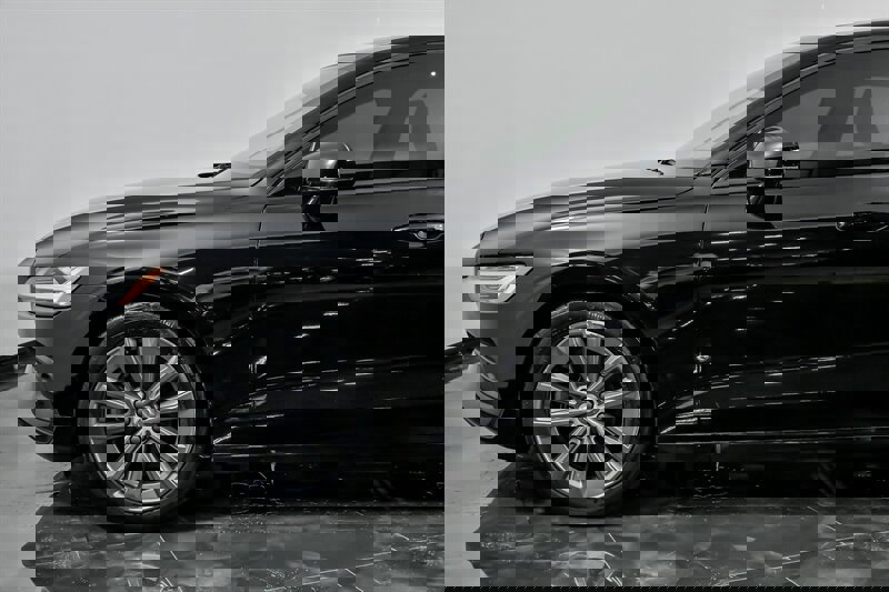 Used 2021 Volvo S60 T6 Momentum w/ Premium Package image 6