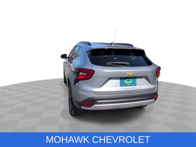 Used 2025 Chevrolet Trax LT w/ LT Convenience Package image 8