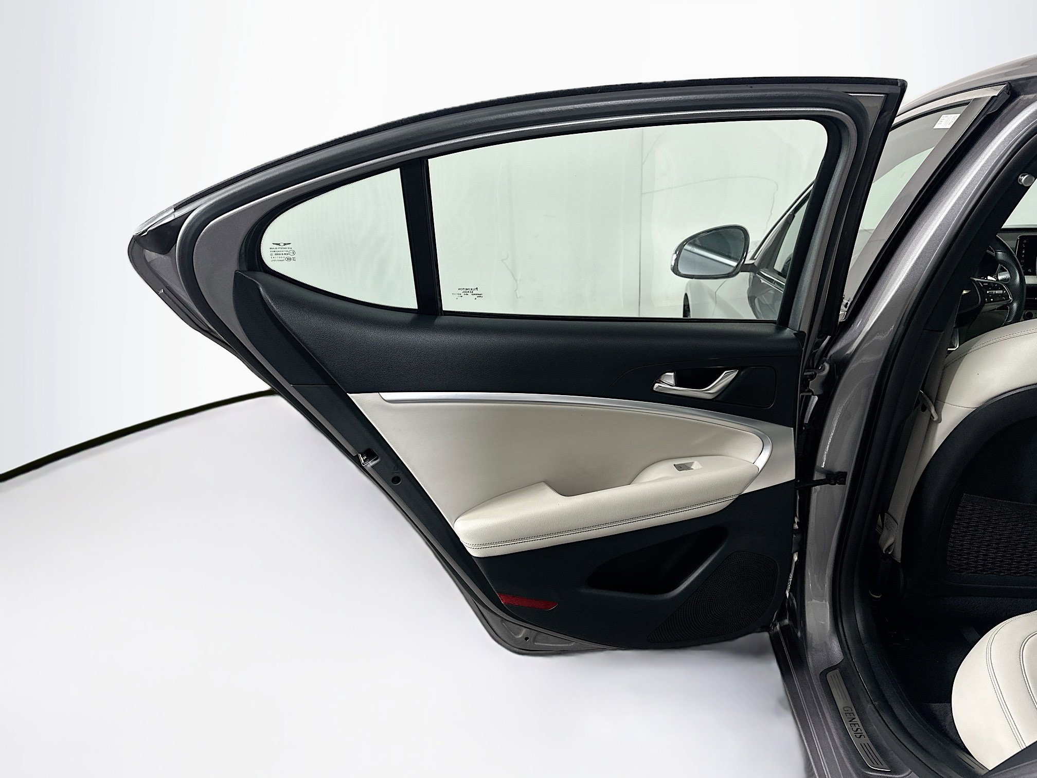 Used 2025 Genesis G70 2.5T image 27