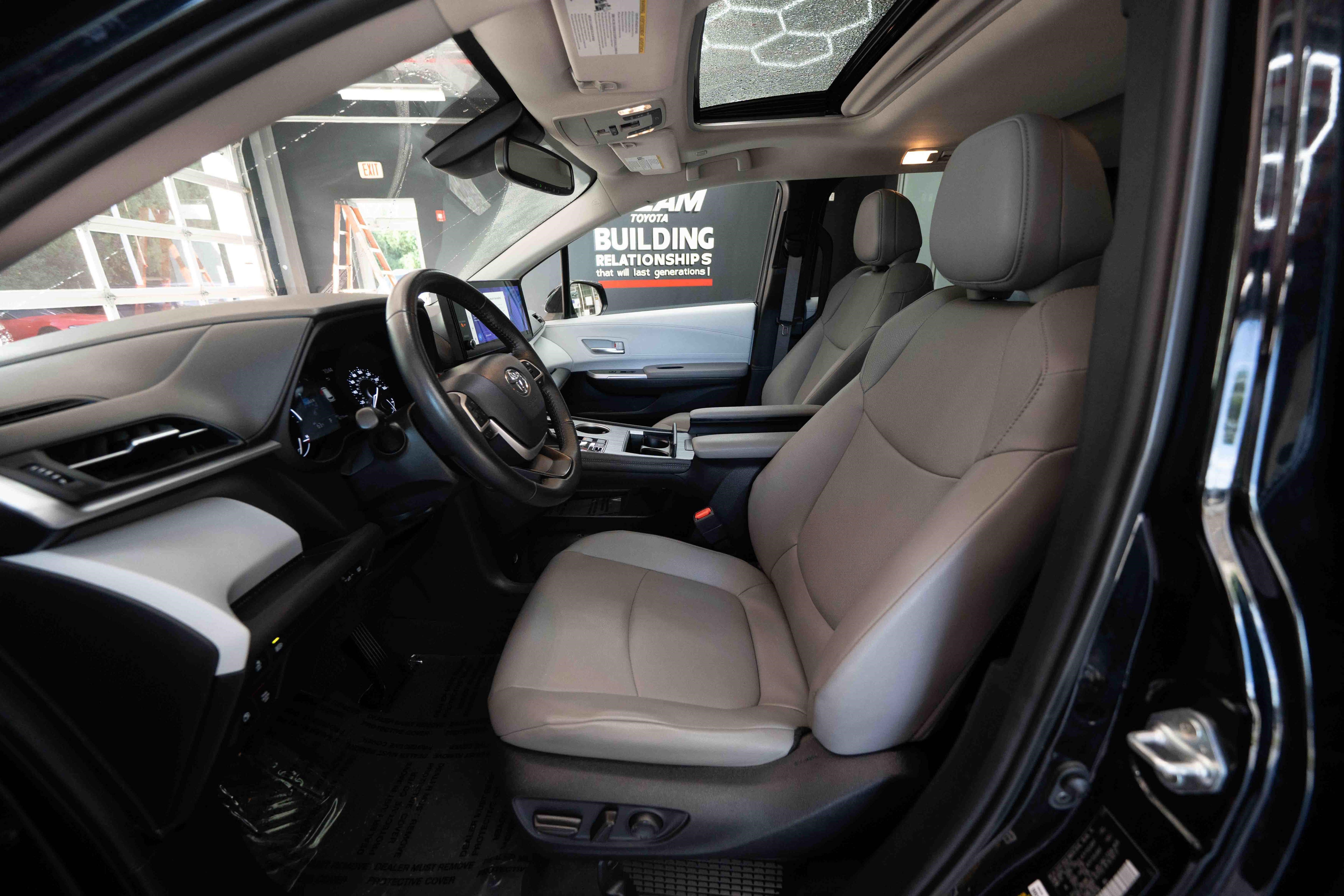 Used 2025 Toyota Sienna XLE FWD image 9