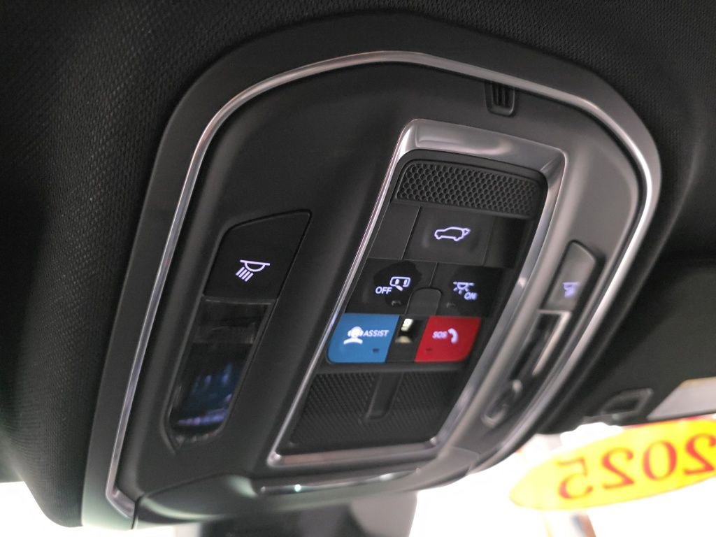 Used 2025 Jeep Grand Cherokee Limited image 22