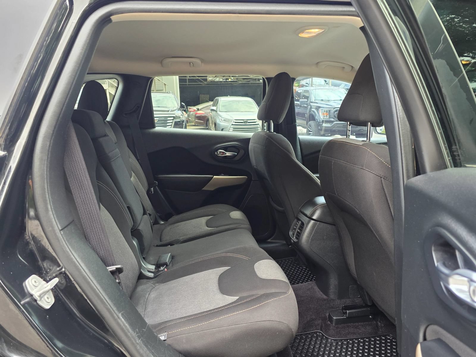 Used 2018 Jeep Cherokee Latitude w/ Altitude Package AWD/4WD image 24