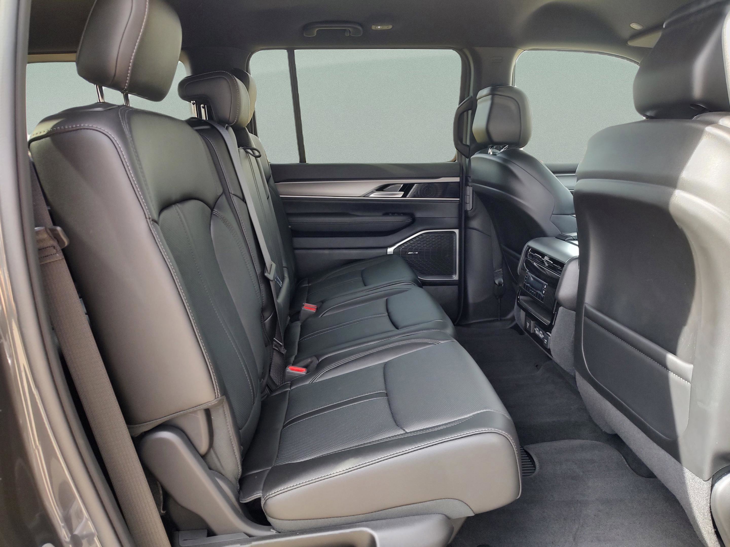 New 2025 Jeep Wagoneer 4WD image 31