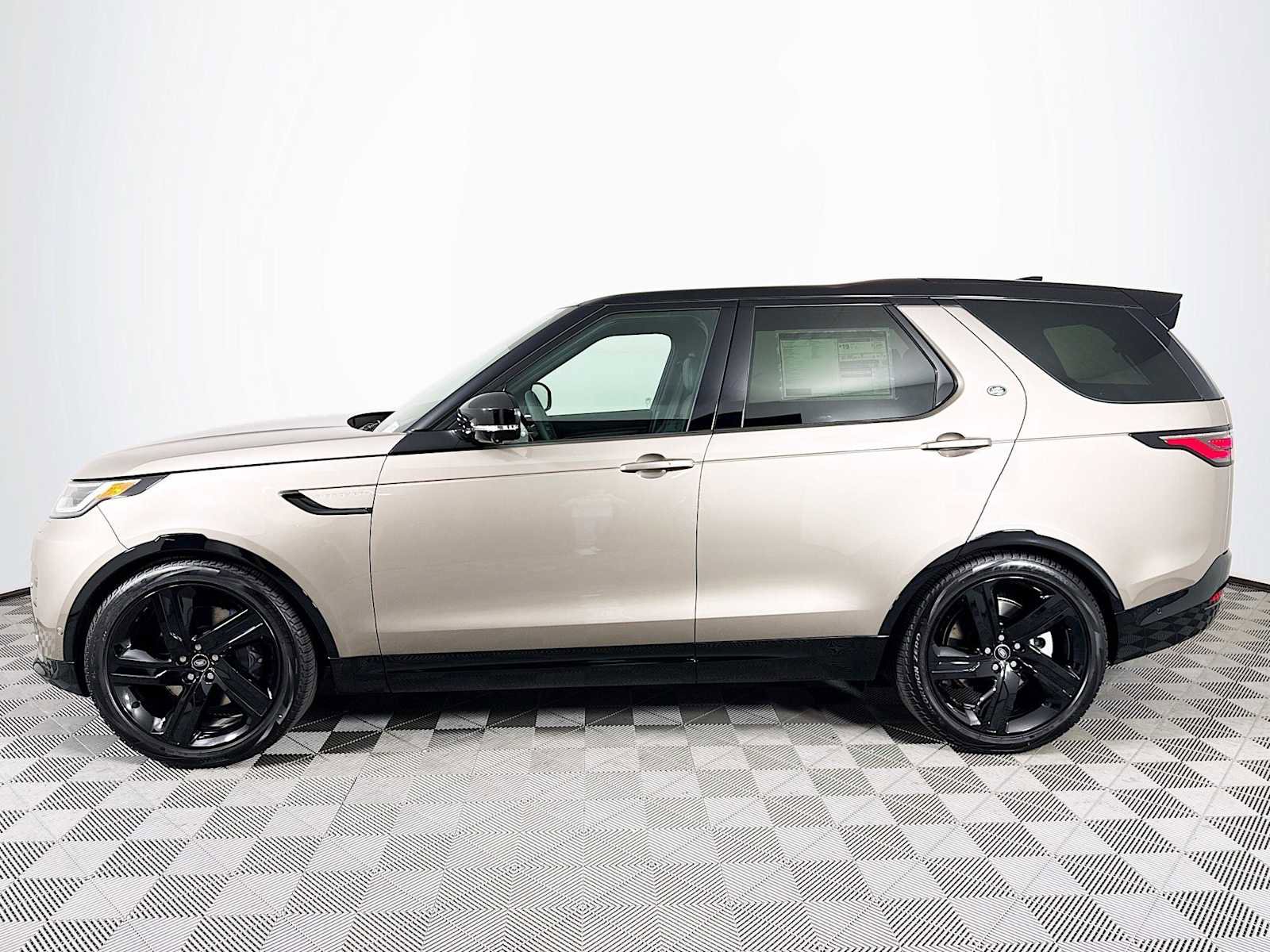 New 2025 Land Rover Discovery Dynamic SE image 8