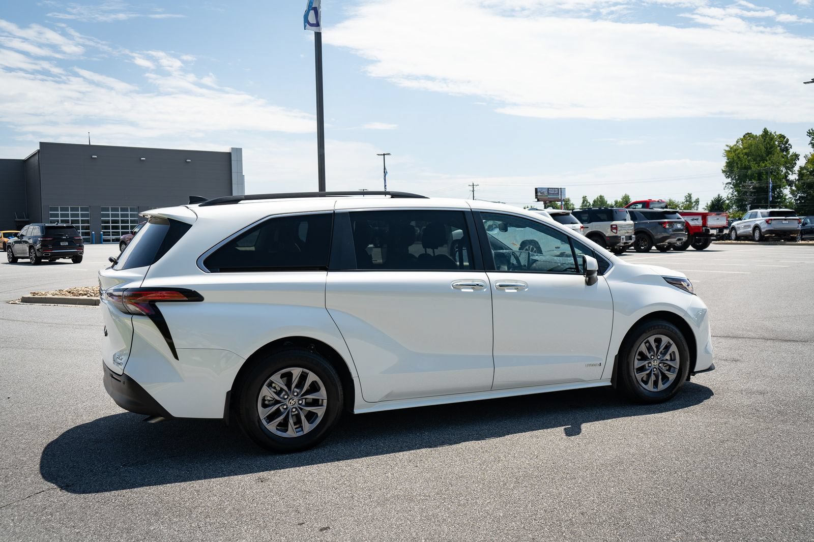 Used 2021 Toyota Sienna XLE w/ XLE Plus Package AWD/4WD image 10