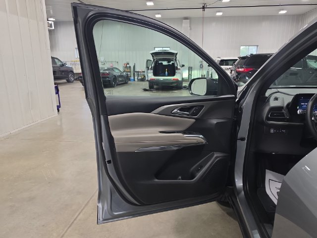 Used 2026 Chevrolet Traverse LT w/ Driver Confidence Package AWD/4WD image 23
