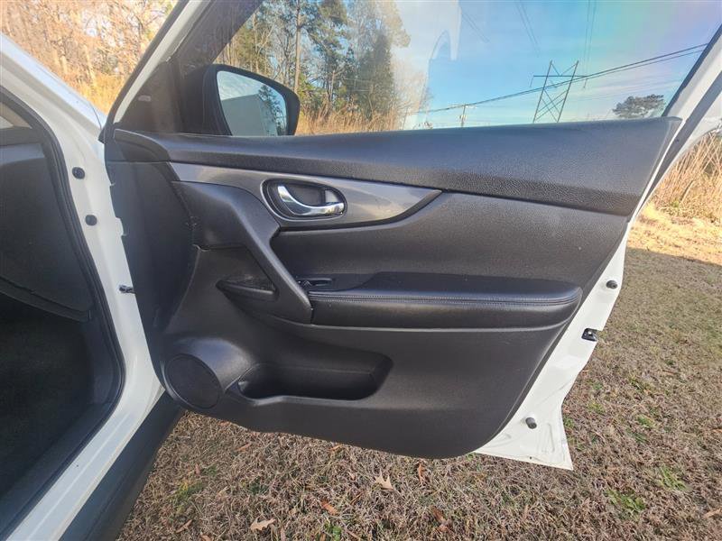 Used 2017 Nissan Rogue SV w/ SV Premium Package image 26