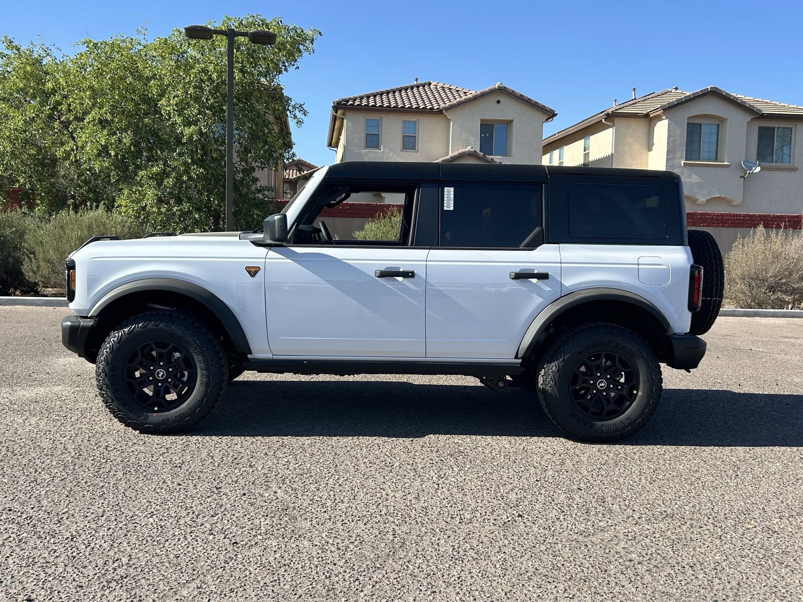 New 2026 Ford Bronco Badlands w/ Black Appearance Package AWD/4WD image 2