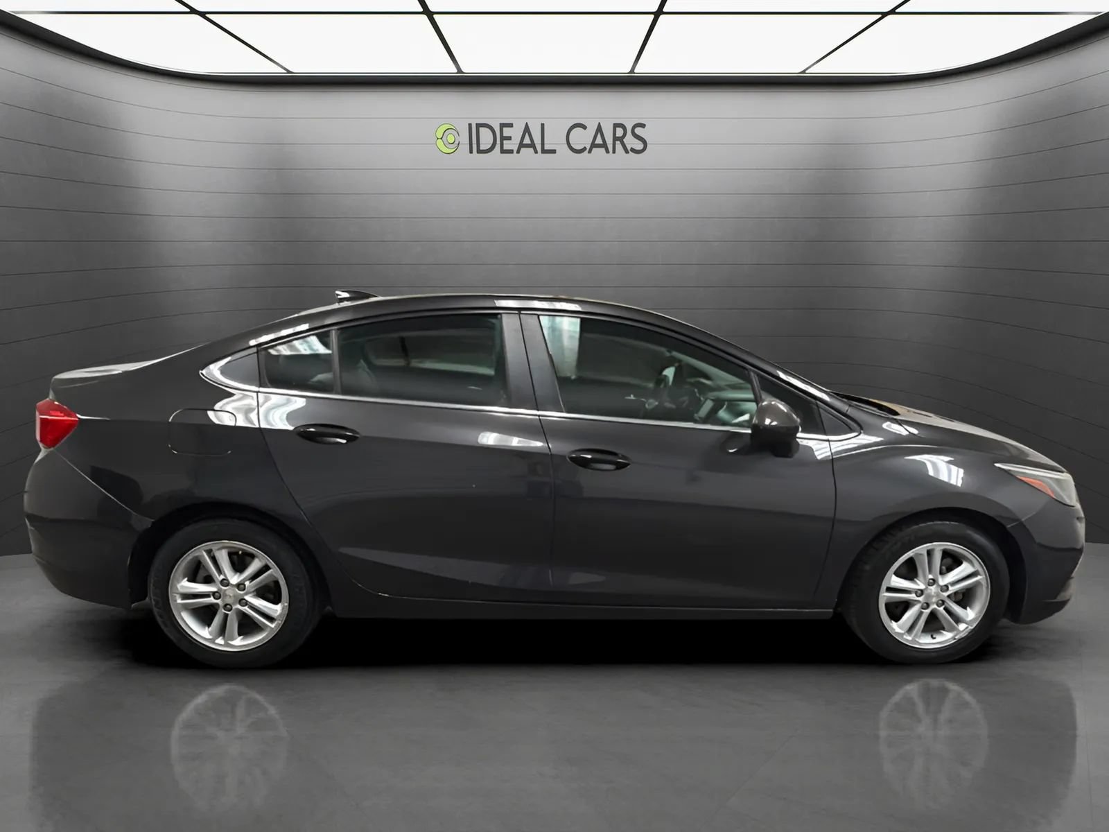 Used 2017 Chevrolet Cruze LT w/ Convenience Package FWD image 4
