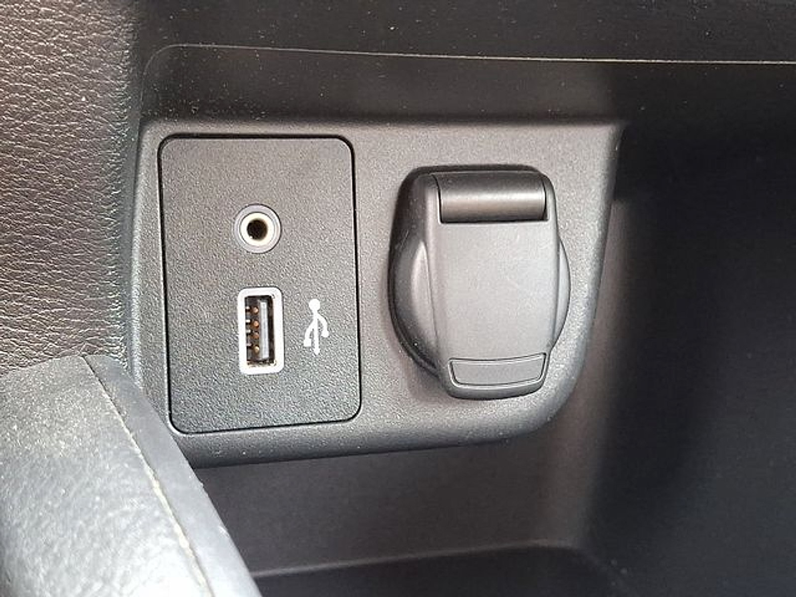 Used 2022 Nissan Versa SV w/ Trunk Package FWD image 23