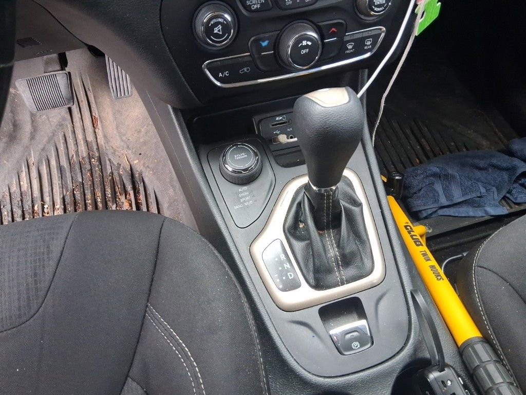 Used 2015 Jeep Cherokee Latitude image 14