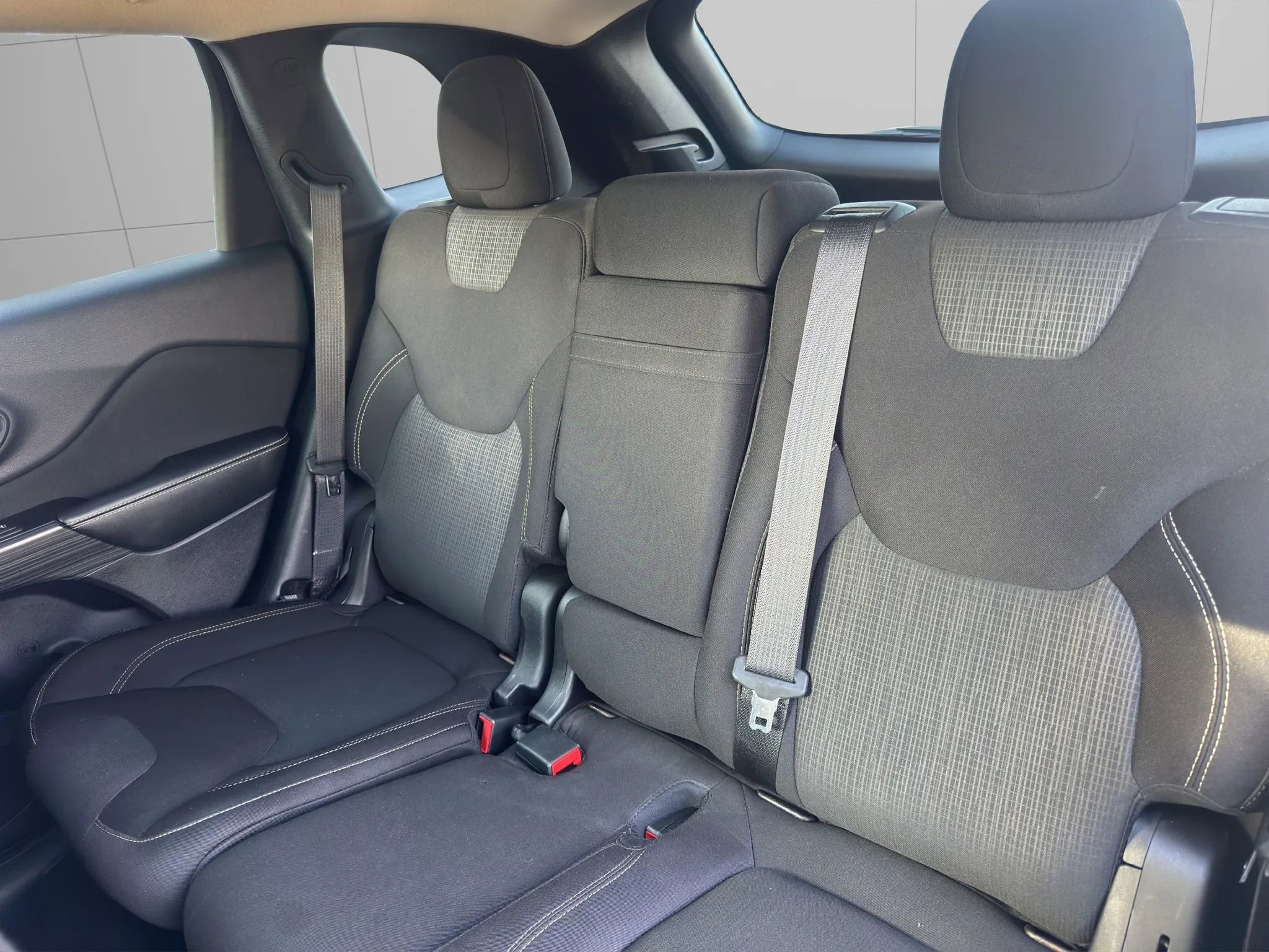 Used 2015 Jeep Cherokee Latitude w/ Cold Weather Group image 11