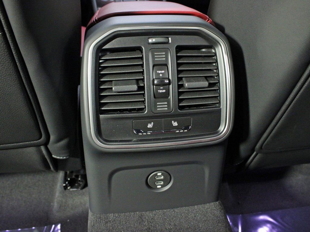 Certified 2025 Porsche Macan image 34