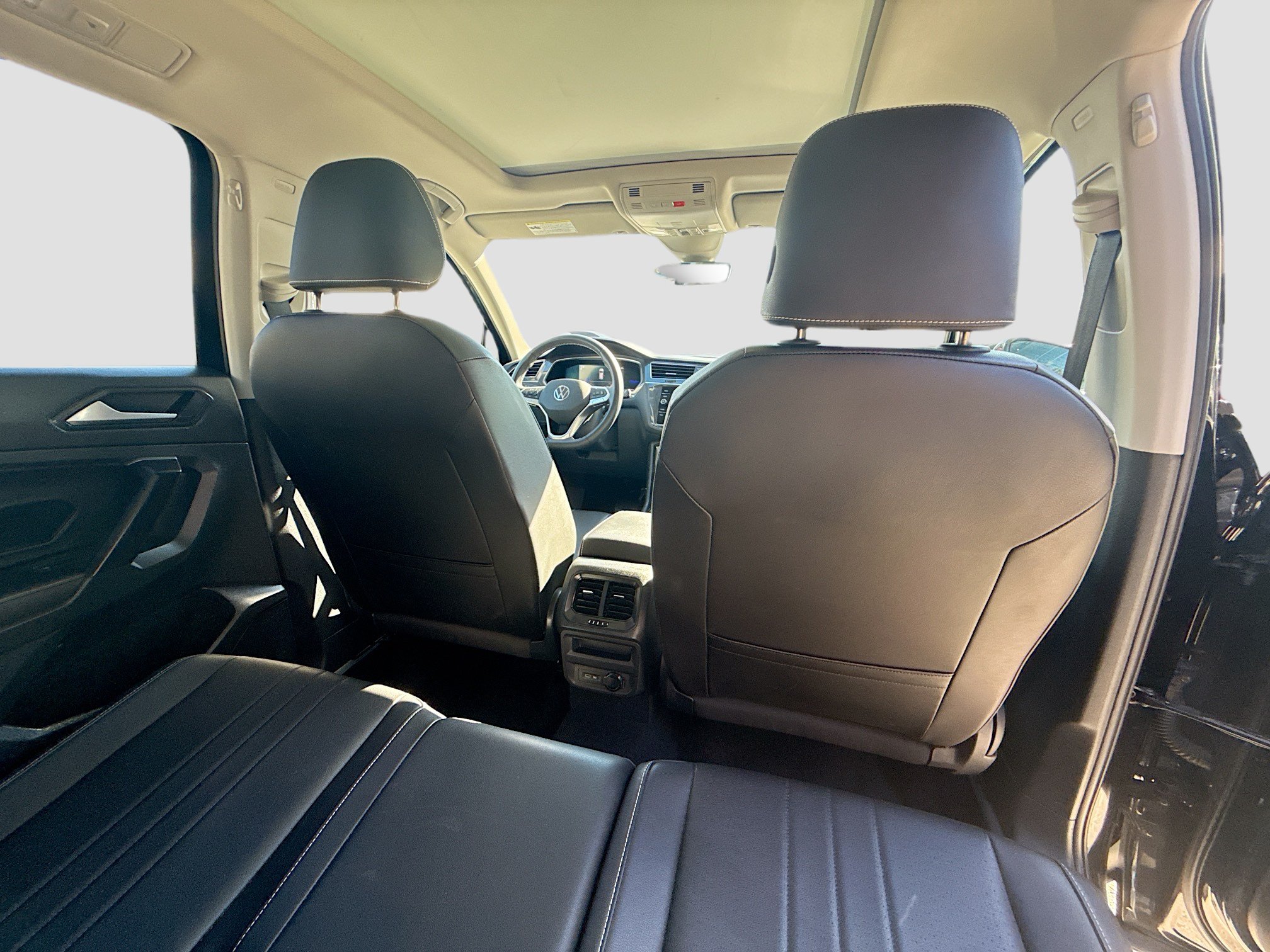 Used 2023 Volkswagen Tiguan SE w/ Panoramic Sunroof Package FWD image 29
