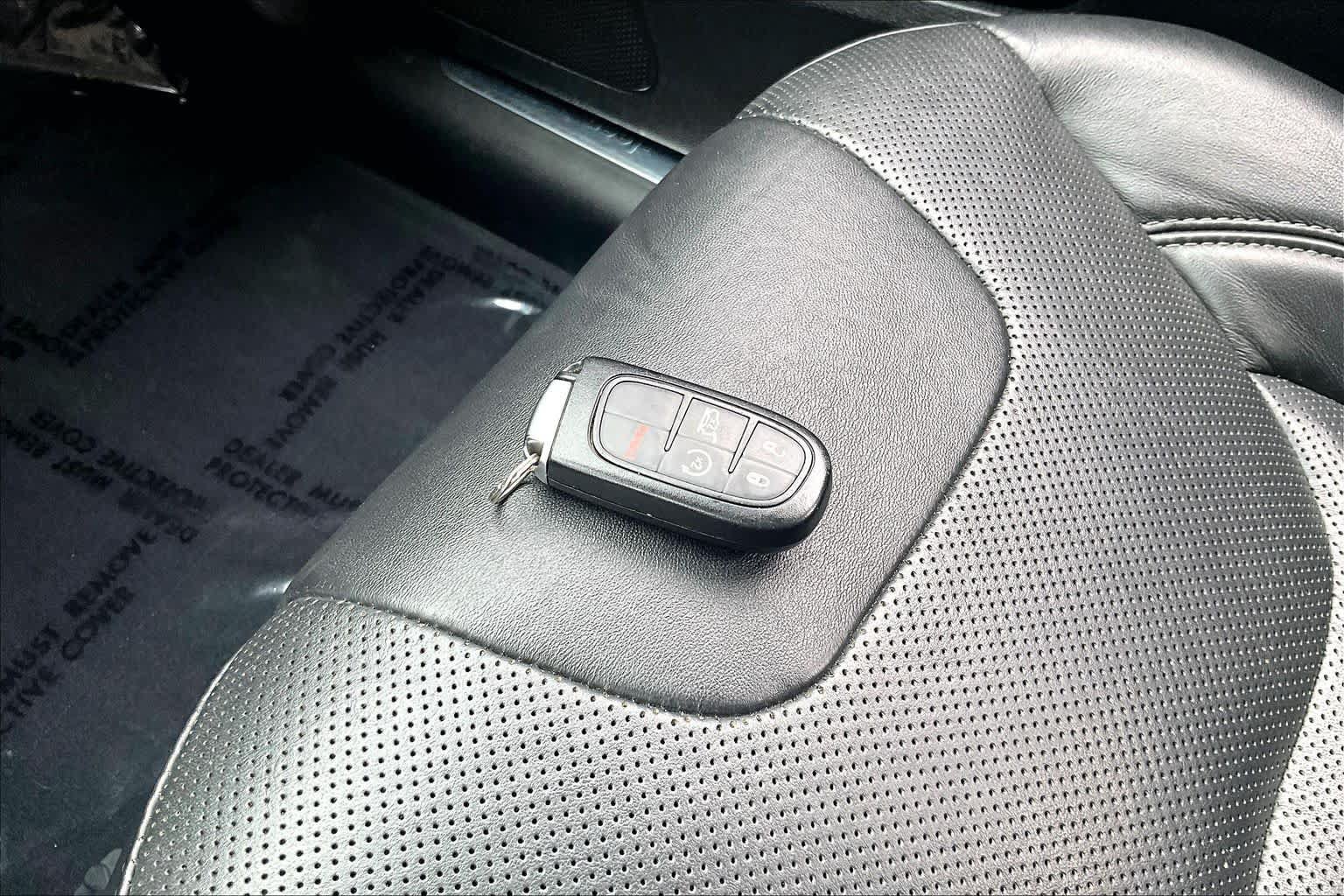 Used 2019 Jeep Cherokee Limited w/ Technology Group FWD image 14