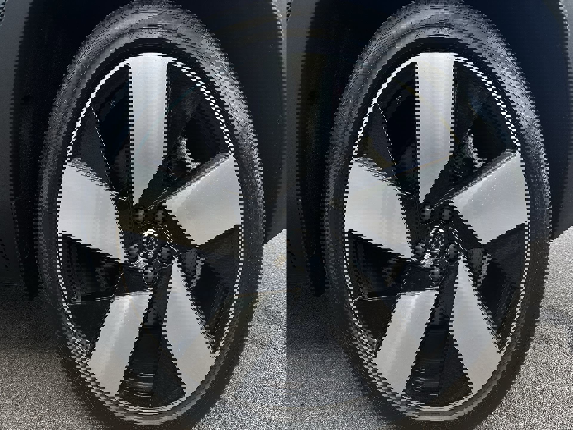 Used 2023 Volvo C40 P8 Recharge Ultimate image 33