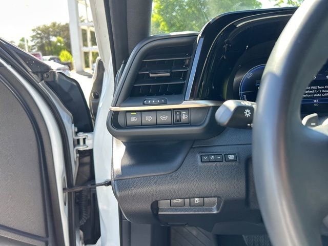 Used 2025 Toyota Crown Signia AWD/4WD image 28