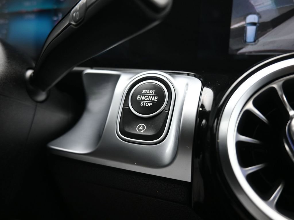 Used 2021 Mercedes-Benz GLB 250 4MATIC w/ Premium Package image 27