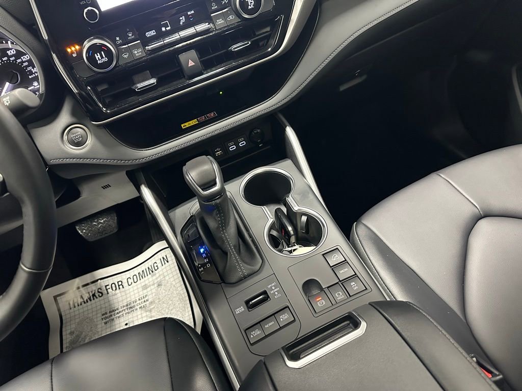 Used 2025 Toyota Highlander XLE image 41