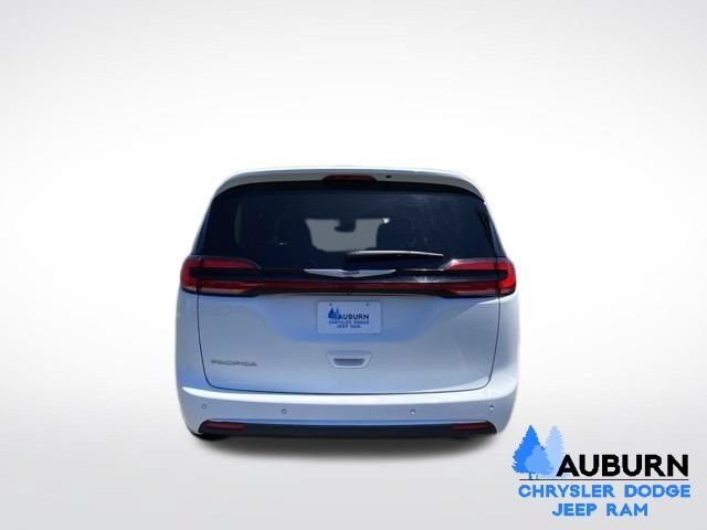 Used 2024 Chrysler Pacifica Touring-L FWD image 6