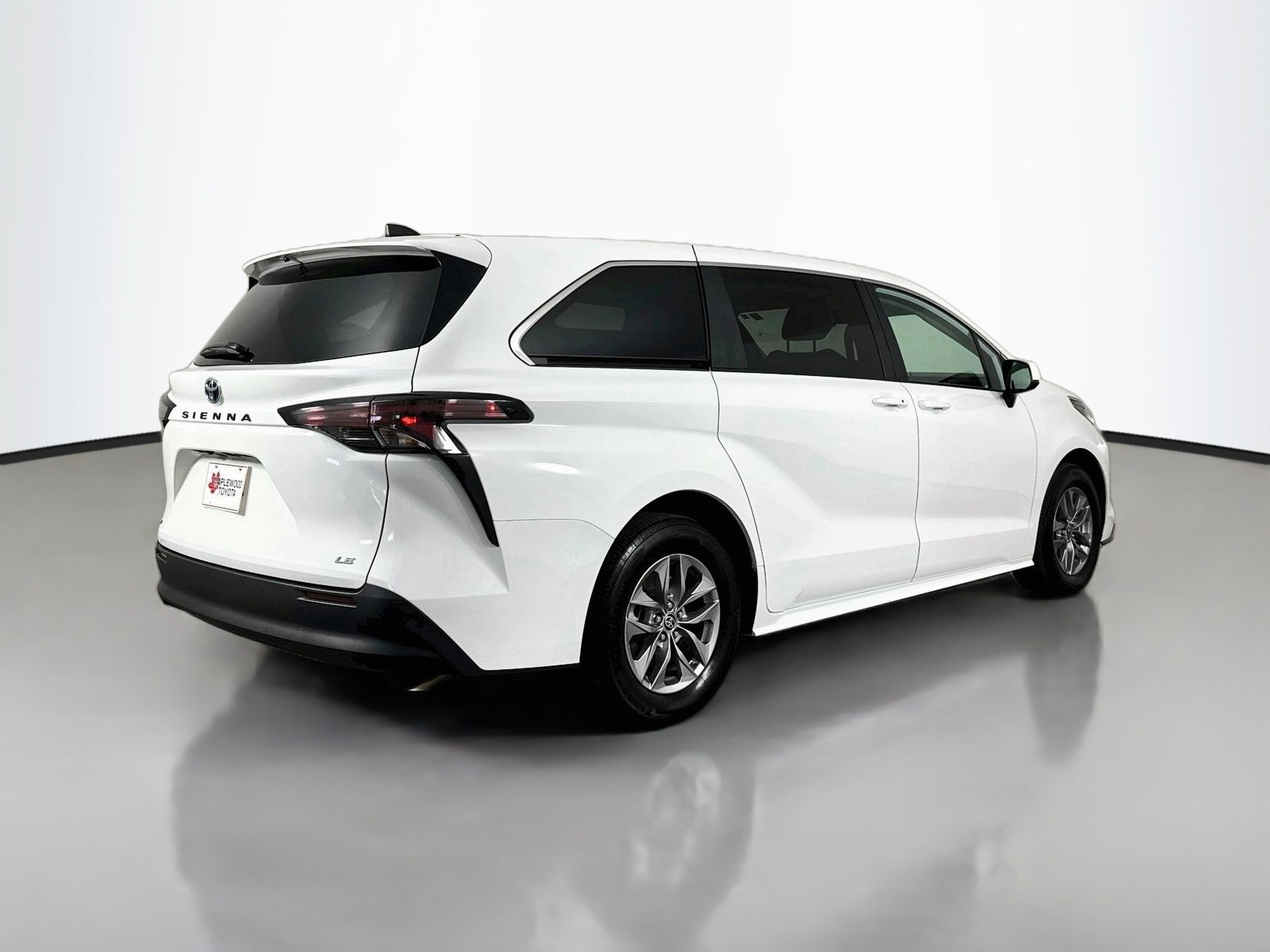Certified 2025 Toyota Sienna LE FWD image 7