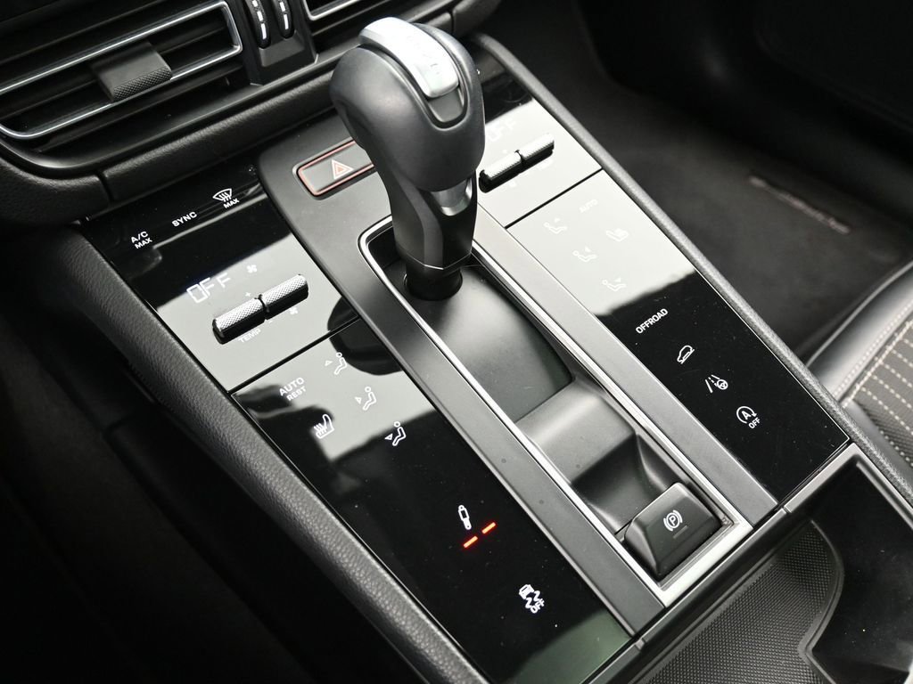 Certified 2024 Porsche Macan Turbo image 22