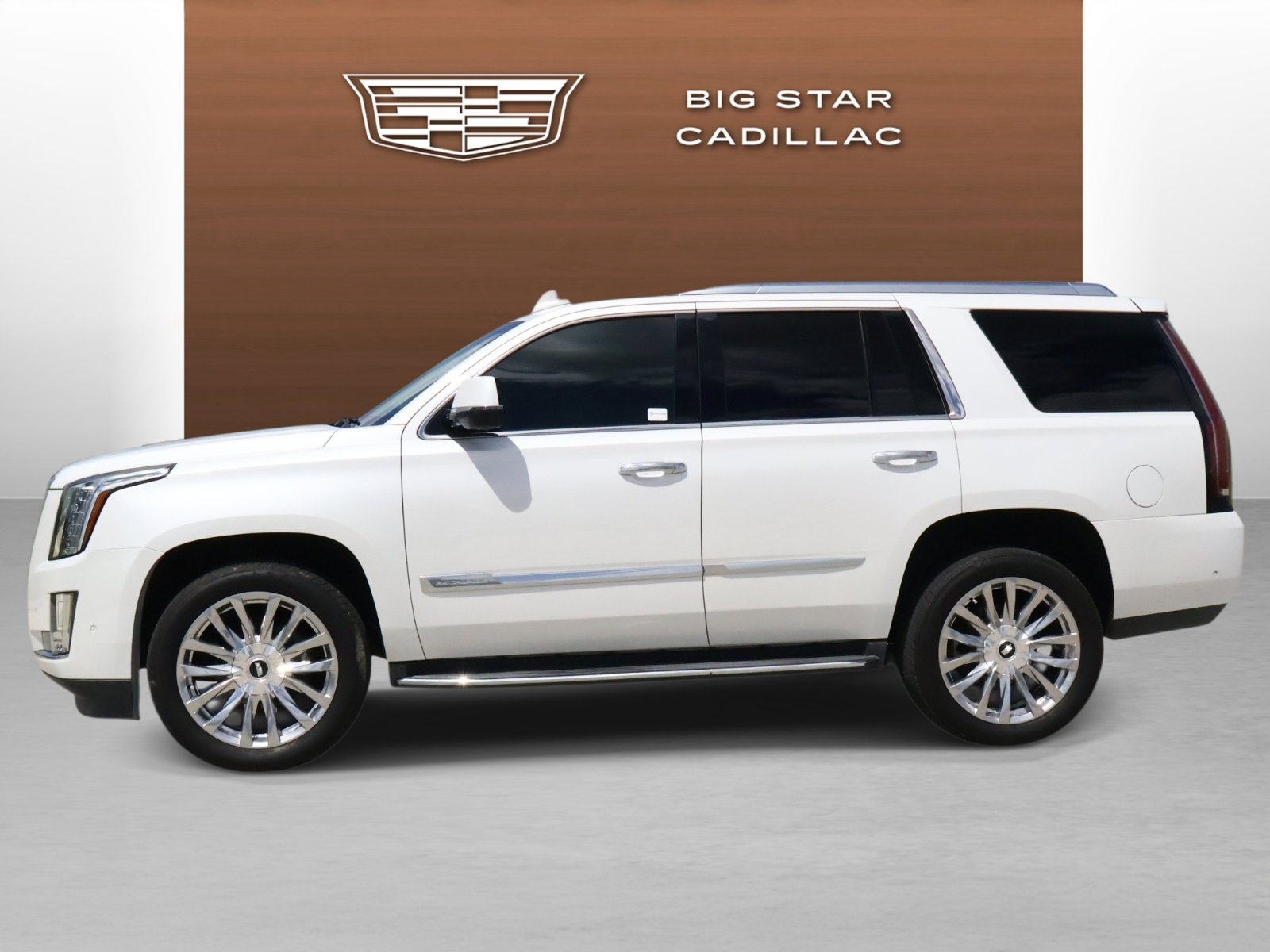Used 2018 Cadillac Escalade Luxury RWD image 2