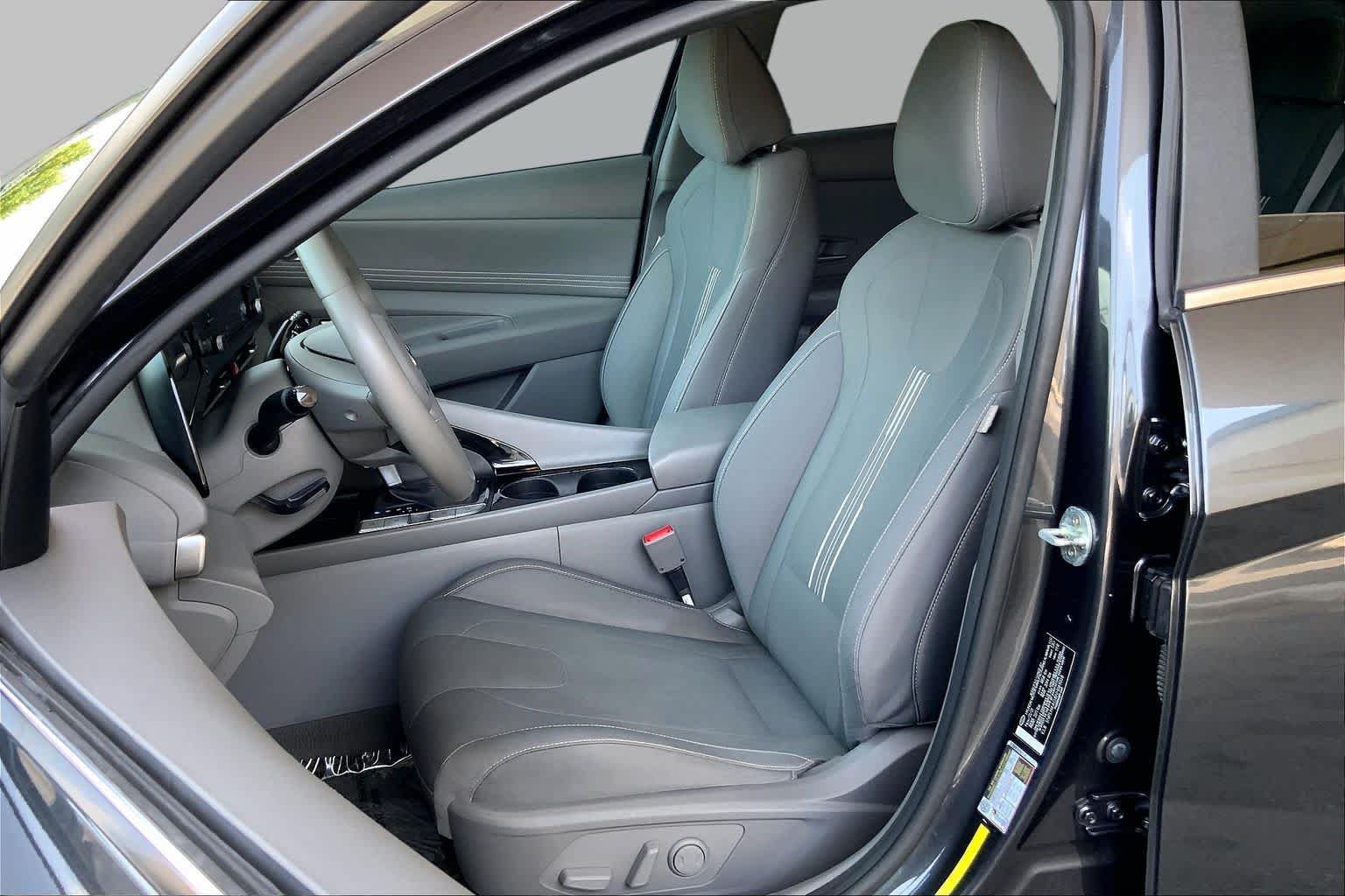 Used 2022 Hyundai Elantra SEL w/ Convenience + Premium Package FWD image 8