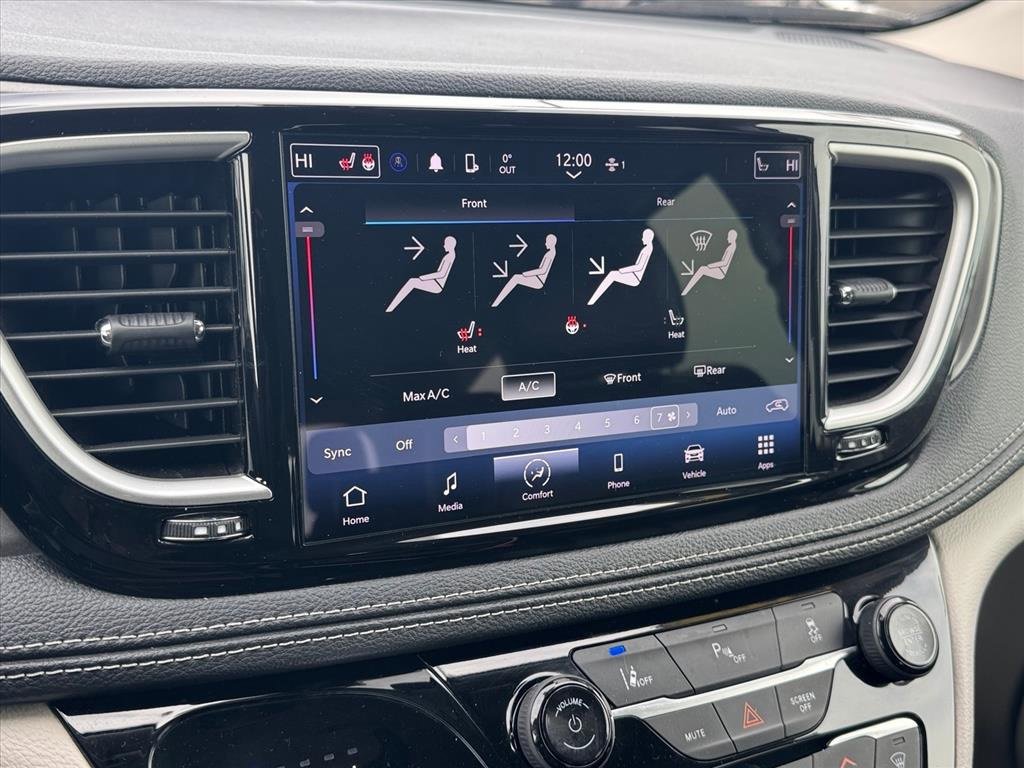 Used 2023 Chrysler Pacifica Touring-L image 25