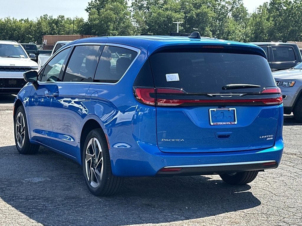 New 2027 Chrysler Pacifica Limited AWD/4WD image 4
