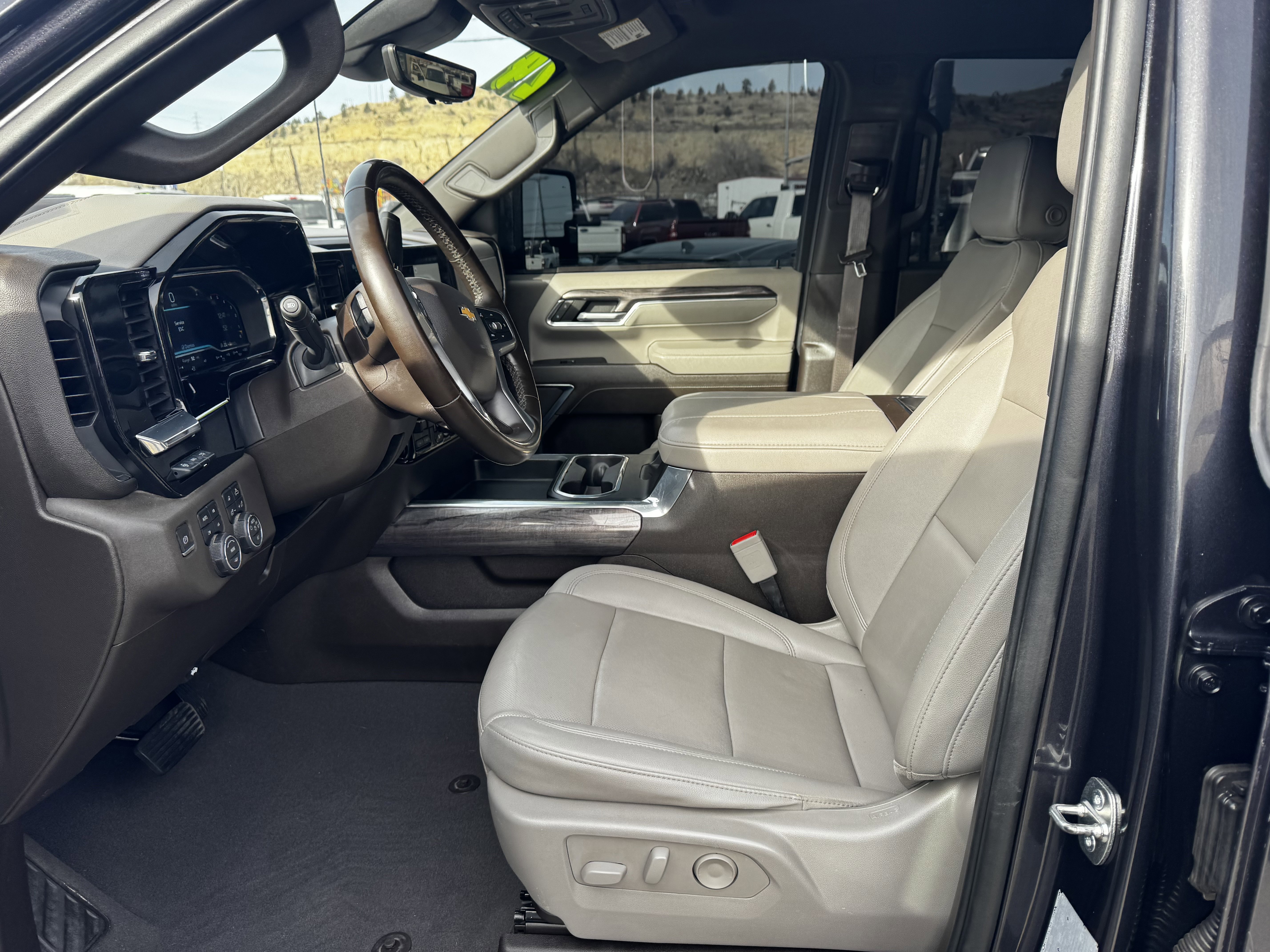 Used 2024 Chevrolet Silverado 2500 LTZ w/ LTZ Convenience Package image 12