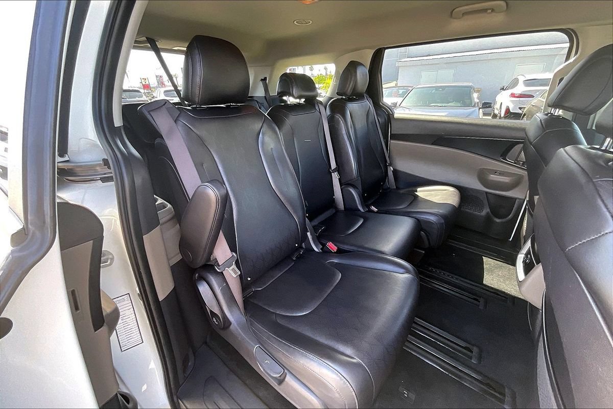 Used 2025 Kia Carnival FWD image 15