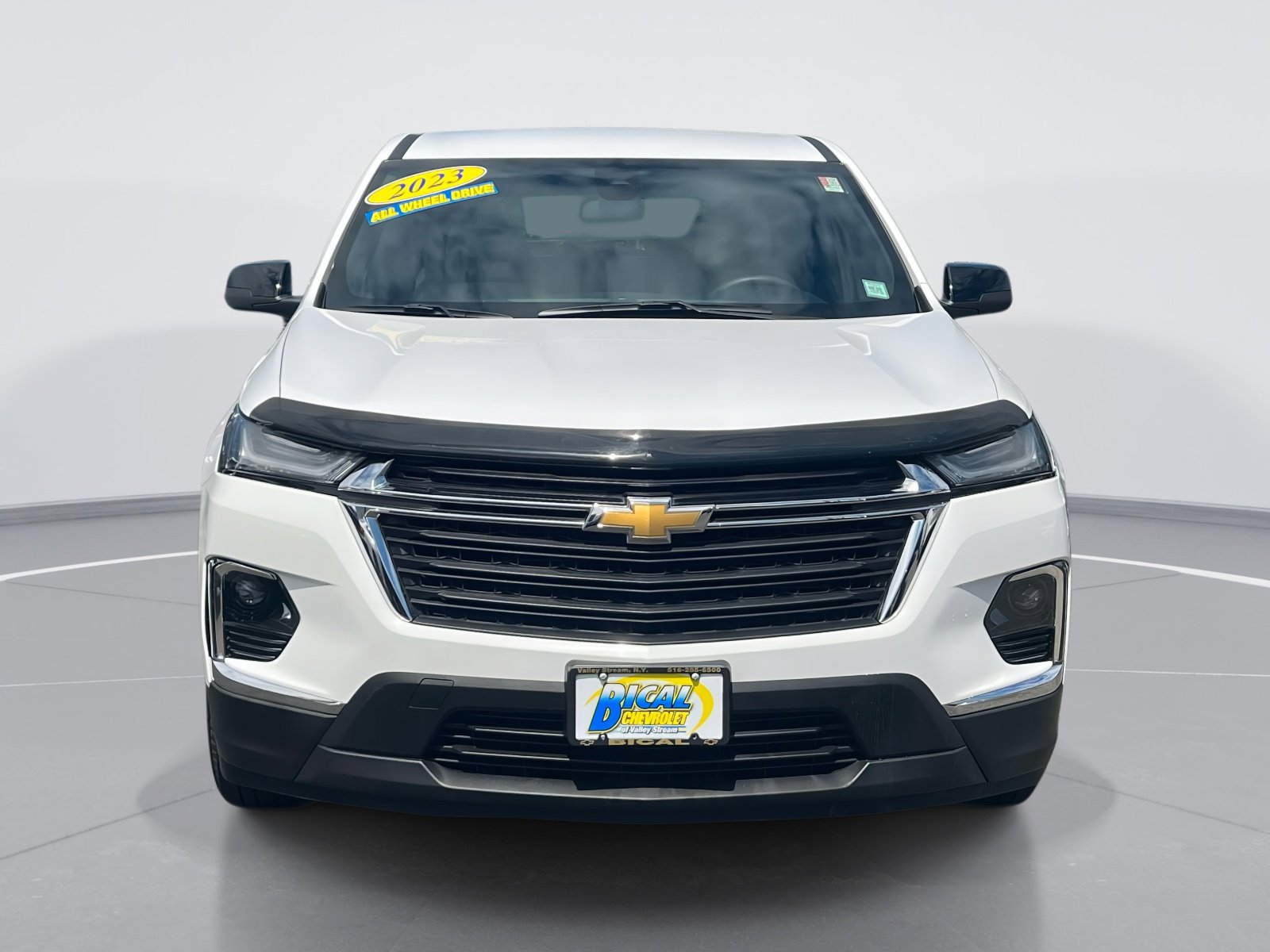 Used 2023 Chevrolet Traverse LS image 2