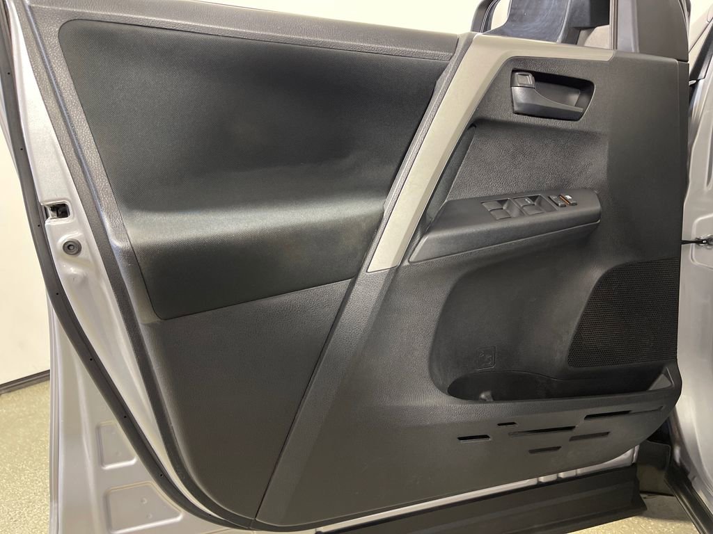 Used 2016 Toyota RAV4 LE FWD image 19