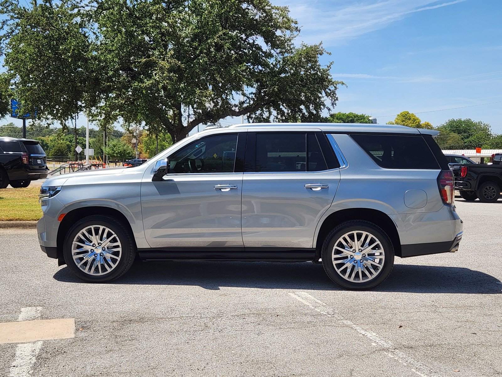 Used 2023 Chevrolet Tahoe Premier AWD/4WD image 3