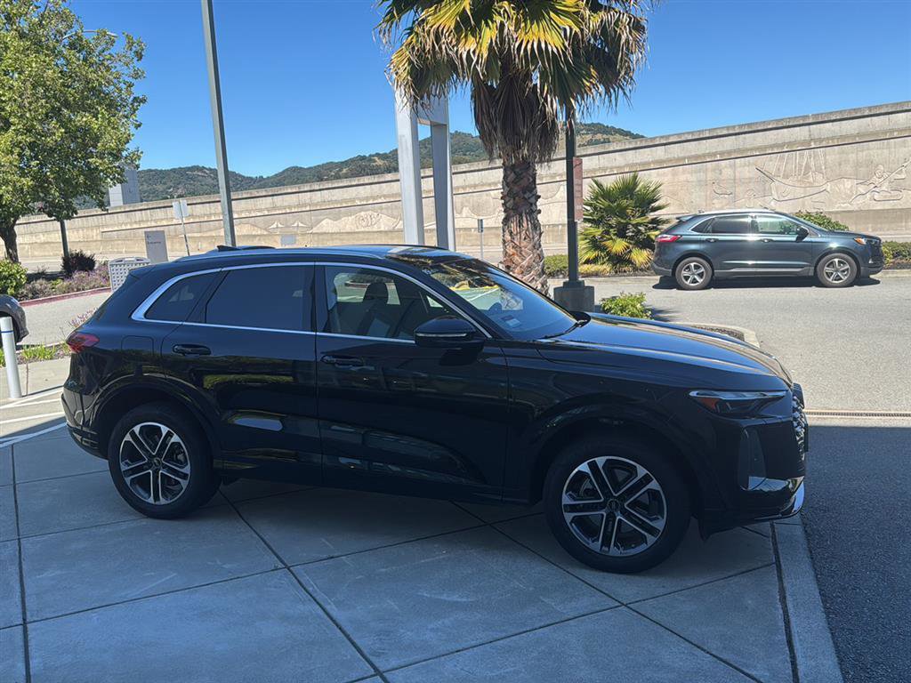 Used 2025 Audi Q5 Premium w/ Convenience Package image 5