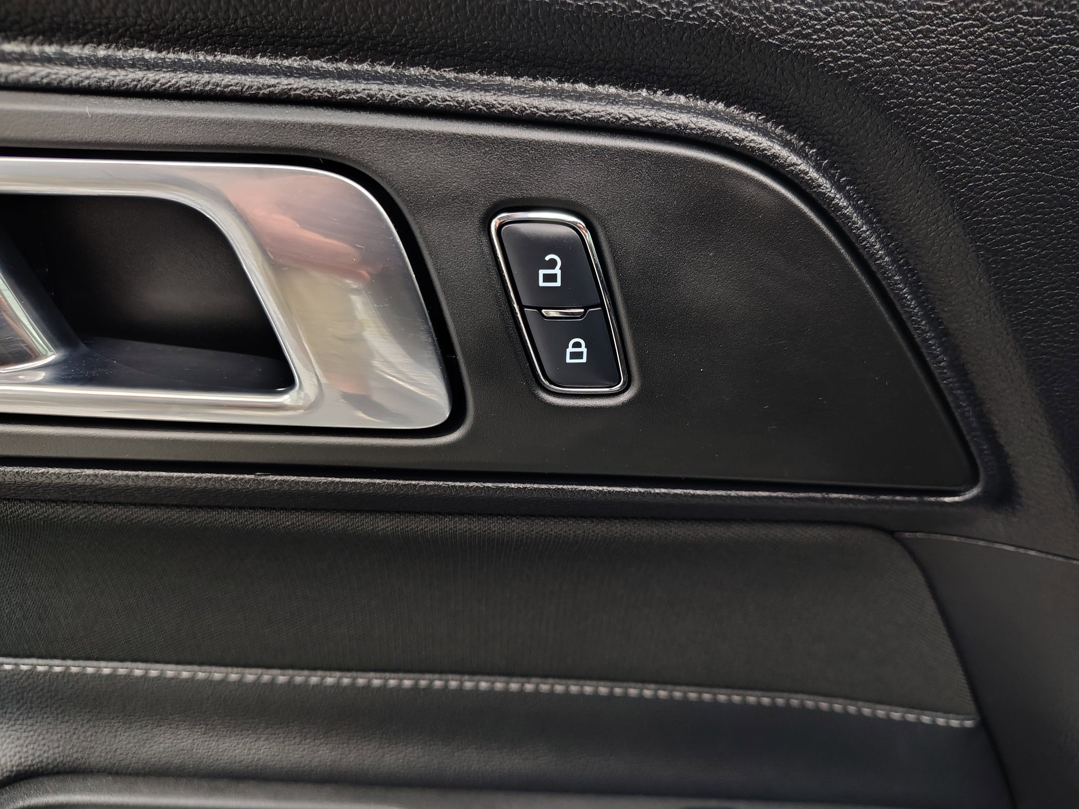 Used 2018 Ford Mustang Coupe image 19