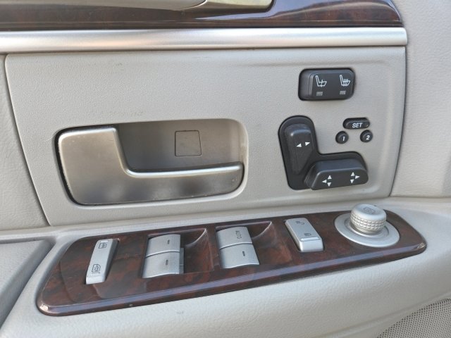 Used 2010 Lincoln Town Car Signature Limited image 14