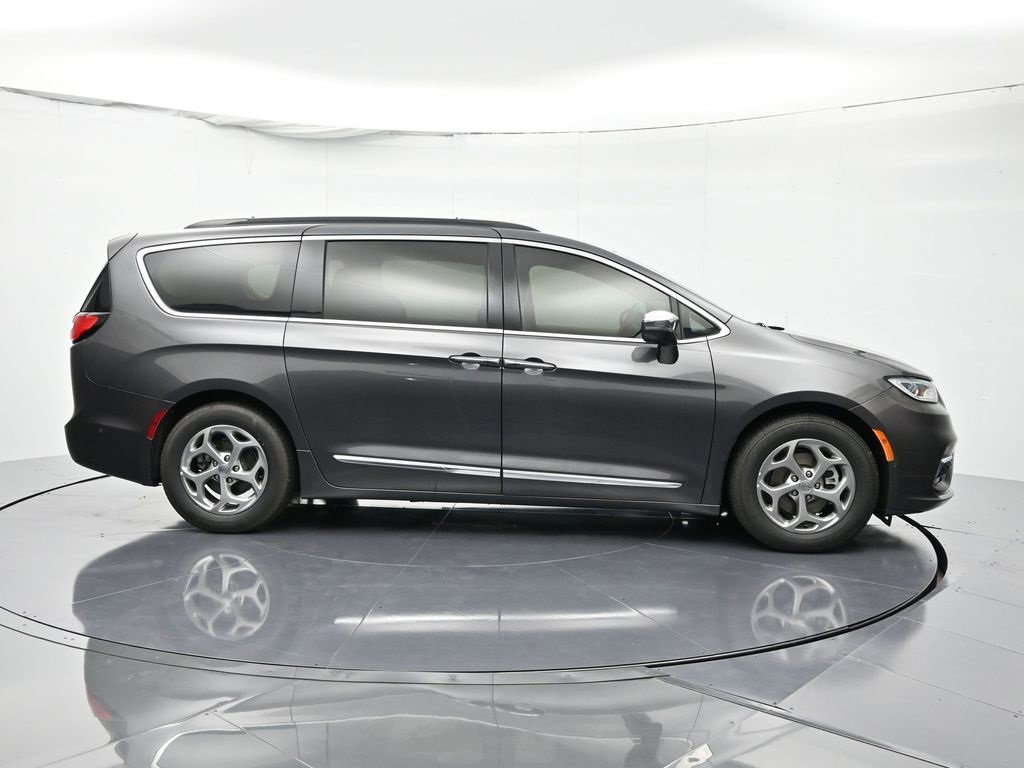 Used 2022 Chrysler Pacifica Limited image 4