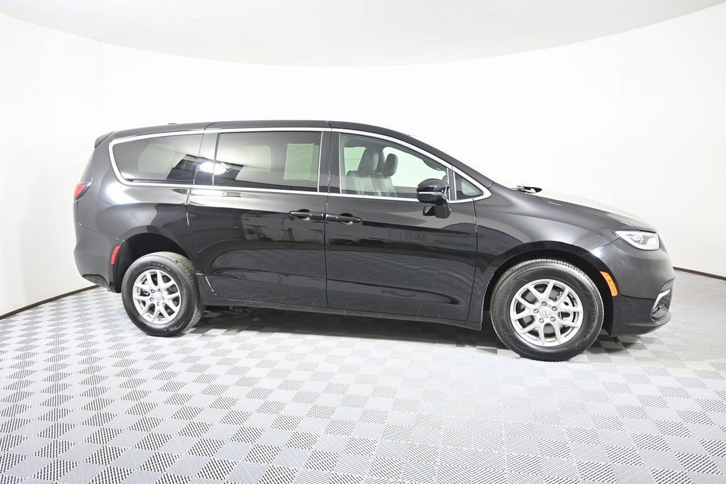 Used 2025 Chrysler Pacifica Select FWD image 9