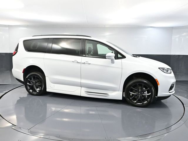 Used 2022 Chrysler Pacifica Touring-L w/ Uconnect Theater Family Group image 4