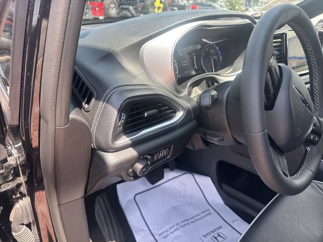 Used 2025 Chrysler Pacifica Limited FWD image 12