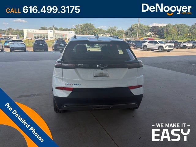 Used 2022 Chevrolet Bolt EUV LT w/ Comfort Package FWD image 4